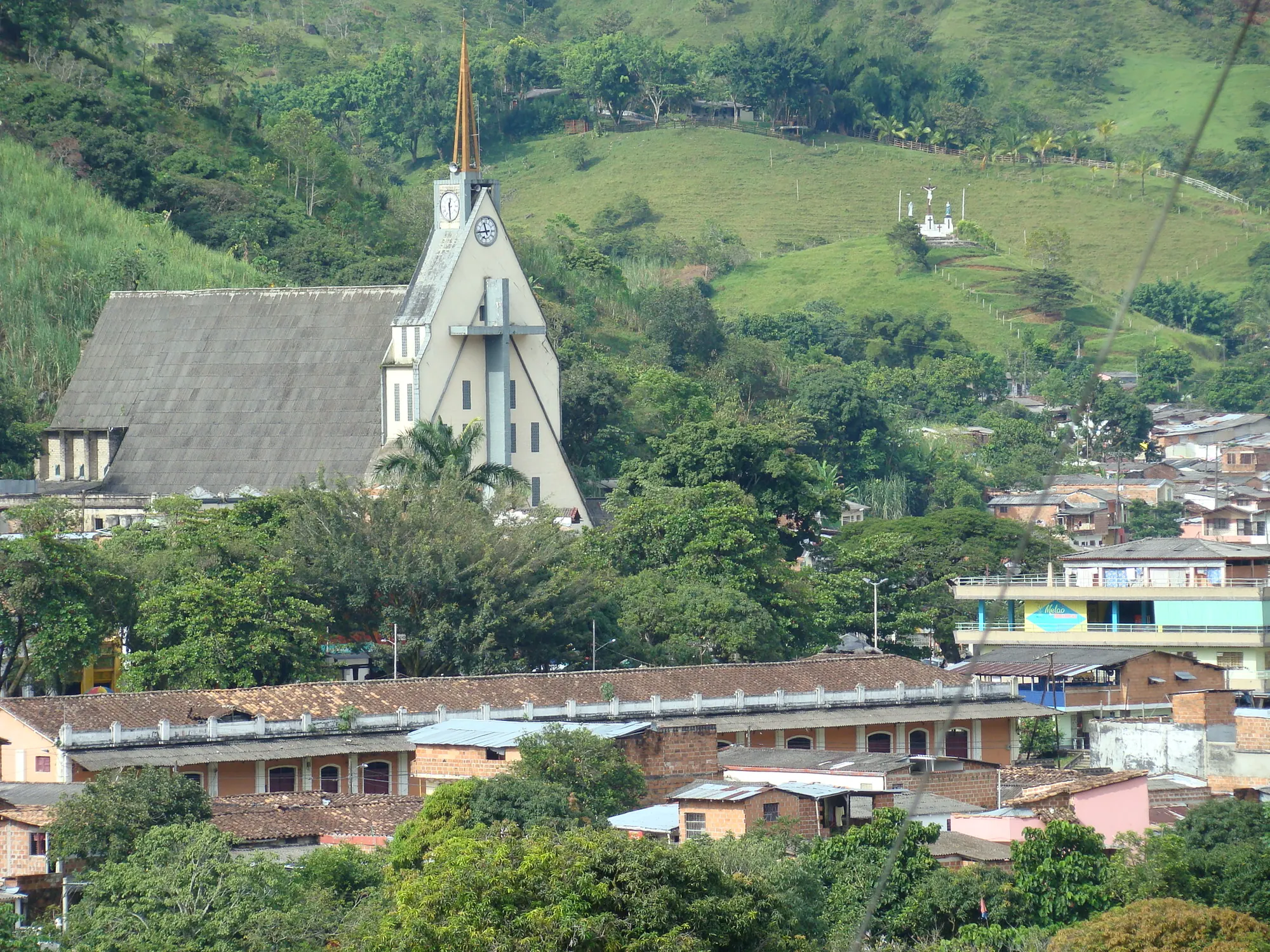 El pueblo visto desde lo alto, con la torre de la iglesia y la larga cubierta de la estación