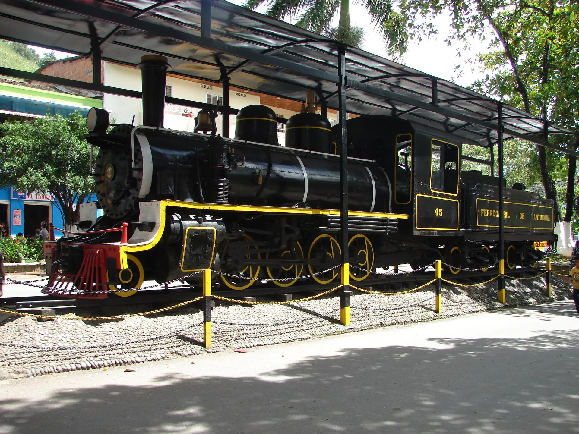 La locomotora 45 bajo una cubierta metálica, antes de su última restauración