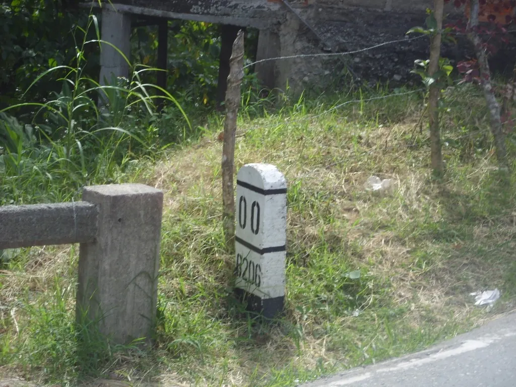 Mojón del kilómetro 0 de la ruta 6206 a la orilla de la carretera