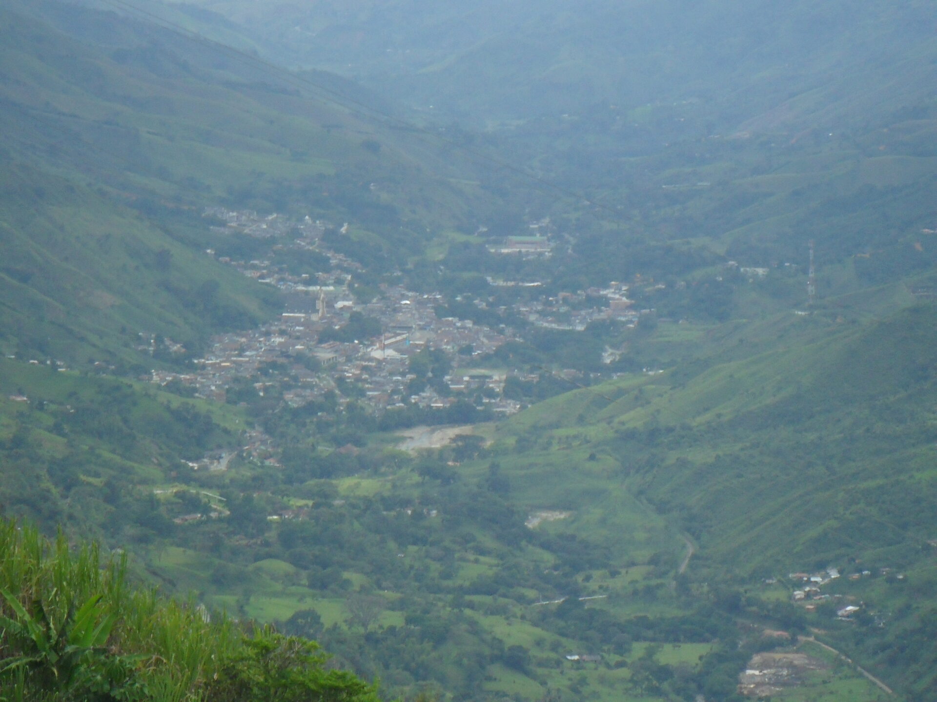 Cisneros visto desde el Alto de la Quiebra, entre montañas