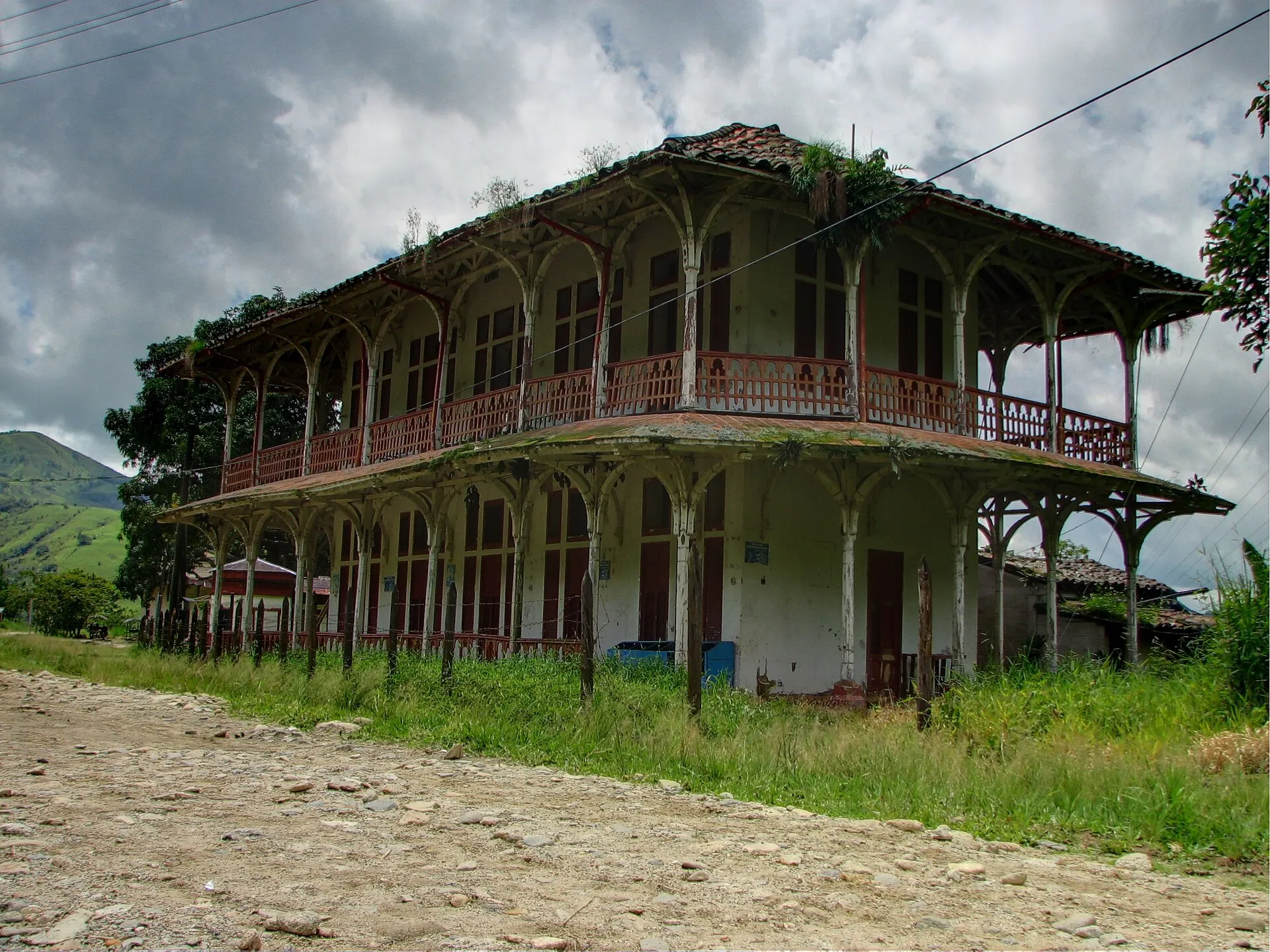 El antiguo Hotel de El Limón: edificio de dos pisos con corredores y calados de madera, junto a la vía férrea.