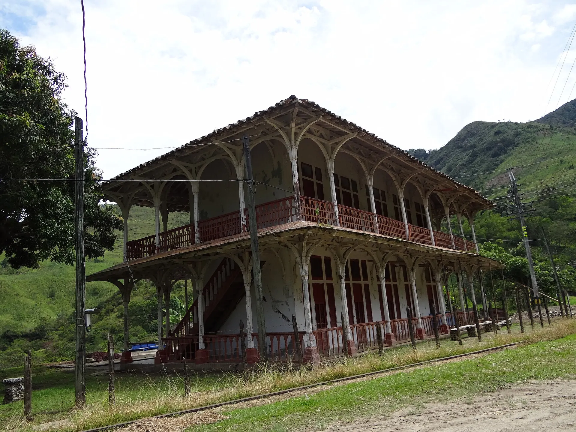 Antiguo Hotel de El Limón visto desde el norte, con la carrilera empedrada al frente.