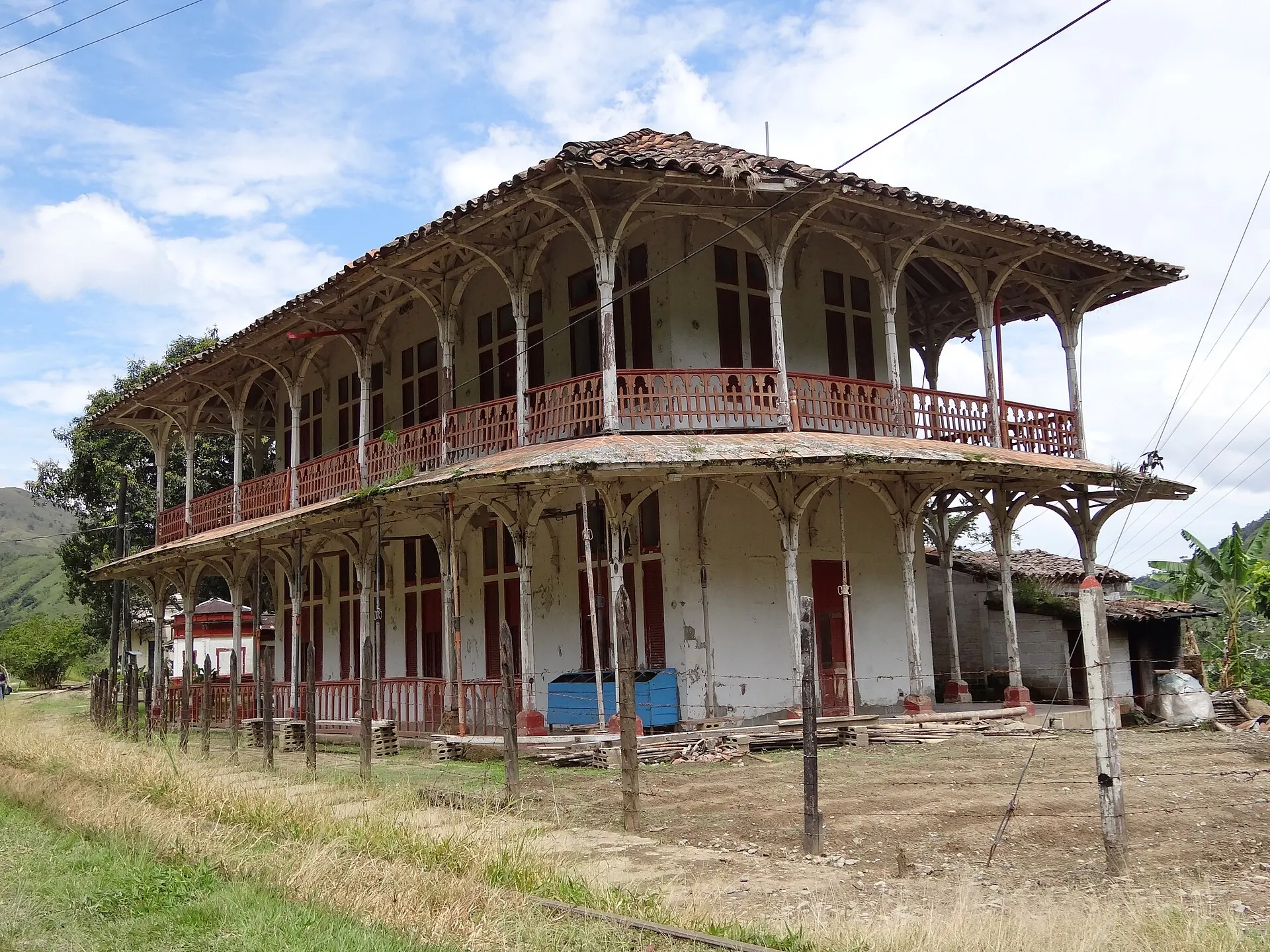 Antiguo Hotel de El Limón desde el sur, con la vía férrea y la montaña.