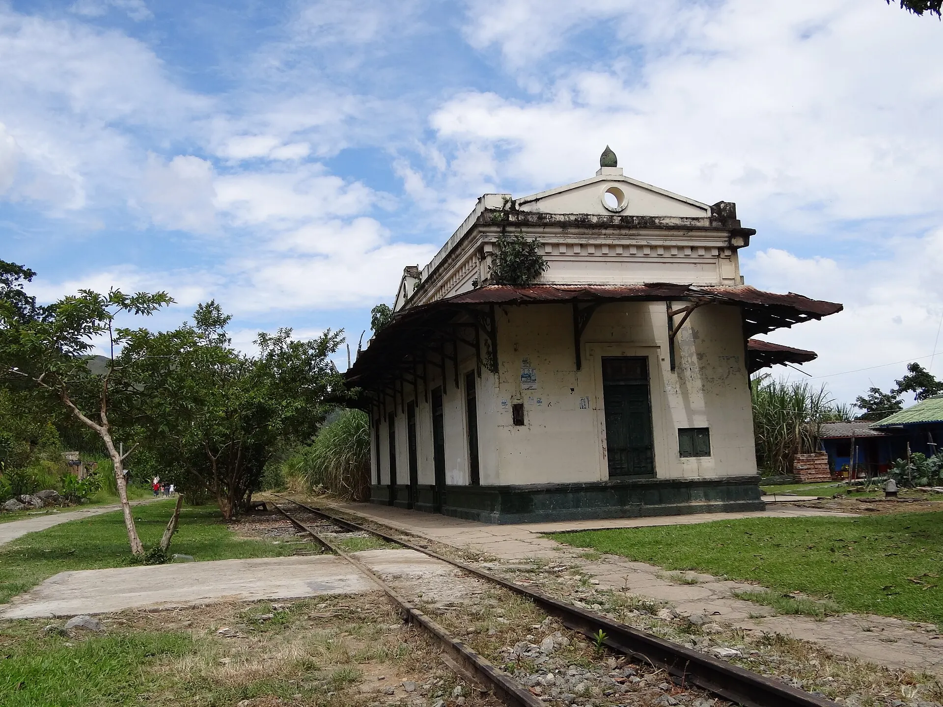 La estación El Limón en perspectiva, con la carrilera y jardines.
