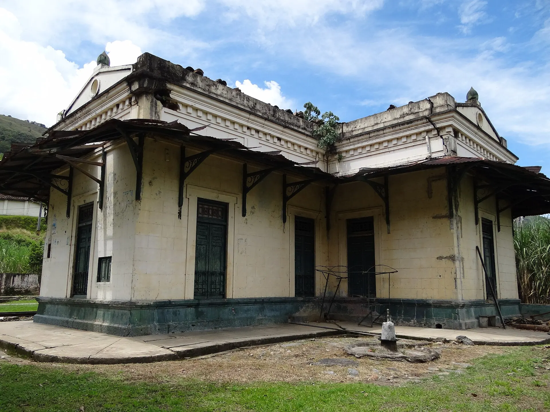 Vista lateral del edificio de la estación El Limón y la vía.