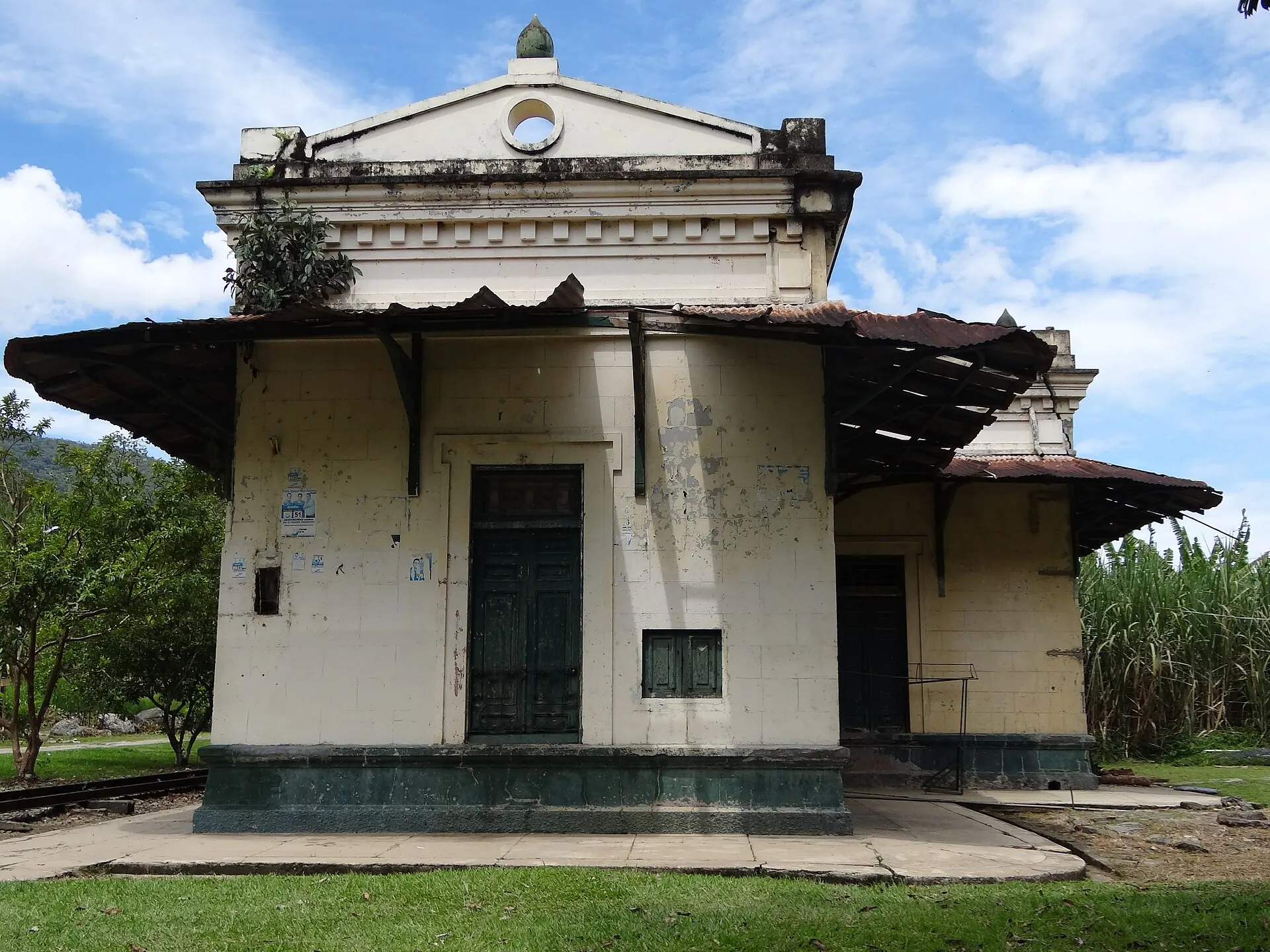 Fachada sur de la estación El Limón con su frontón y el reloj.