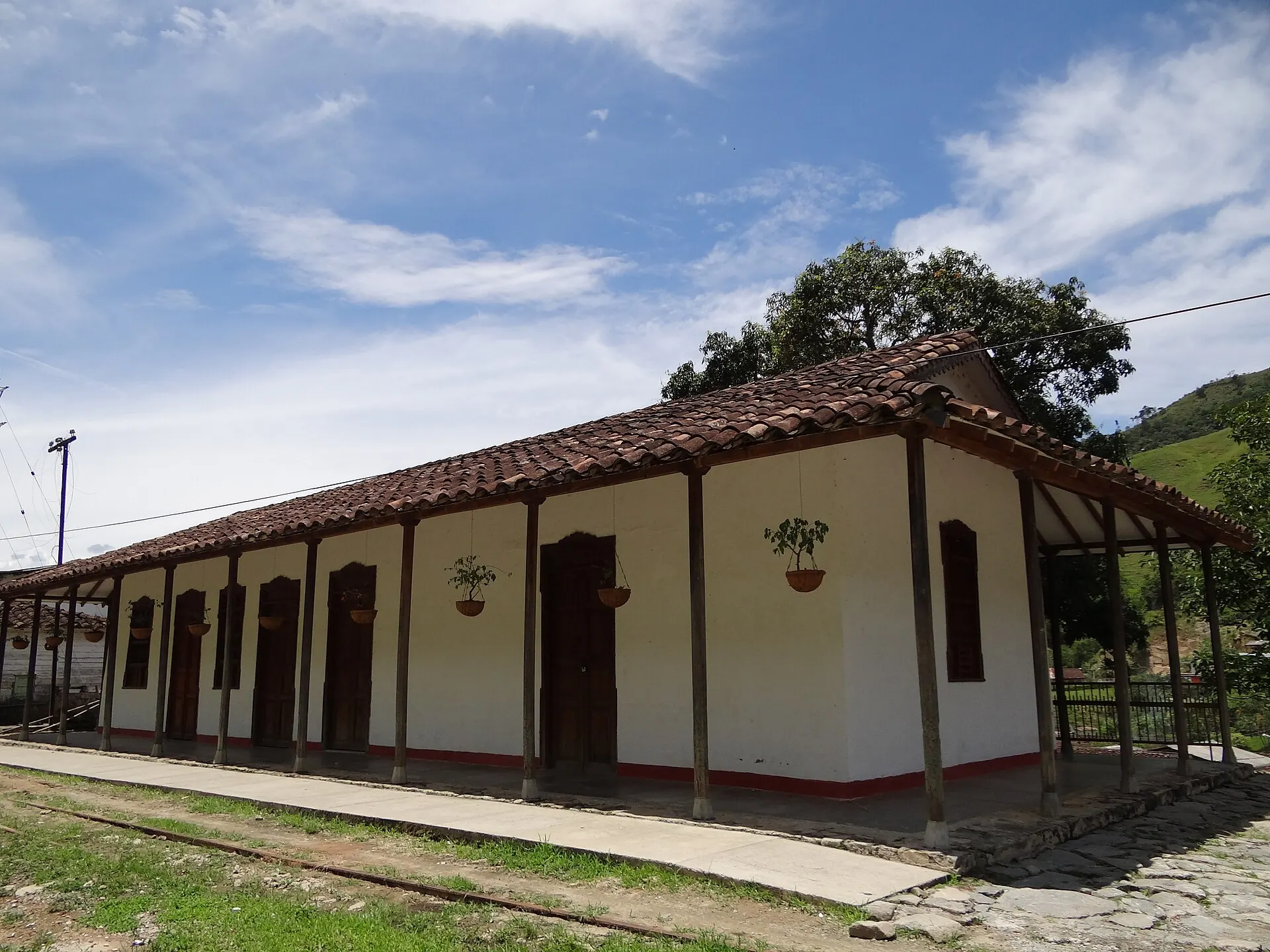 Antigua estación del ferrocarril de Santiago (Santo Domingo), al otro extremo del túnel.
