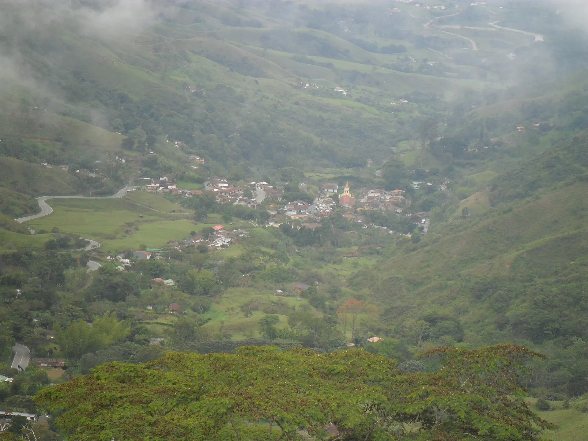El corregimiento de Santiago (Santo Domingo) visto desde el Alto de La Quiebra, al otro lado de la montaña.