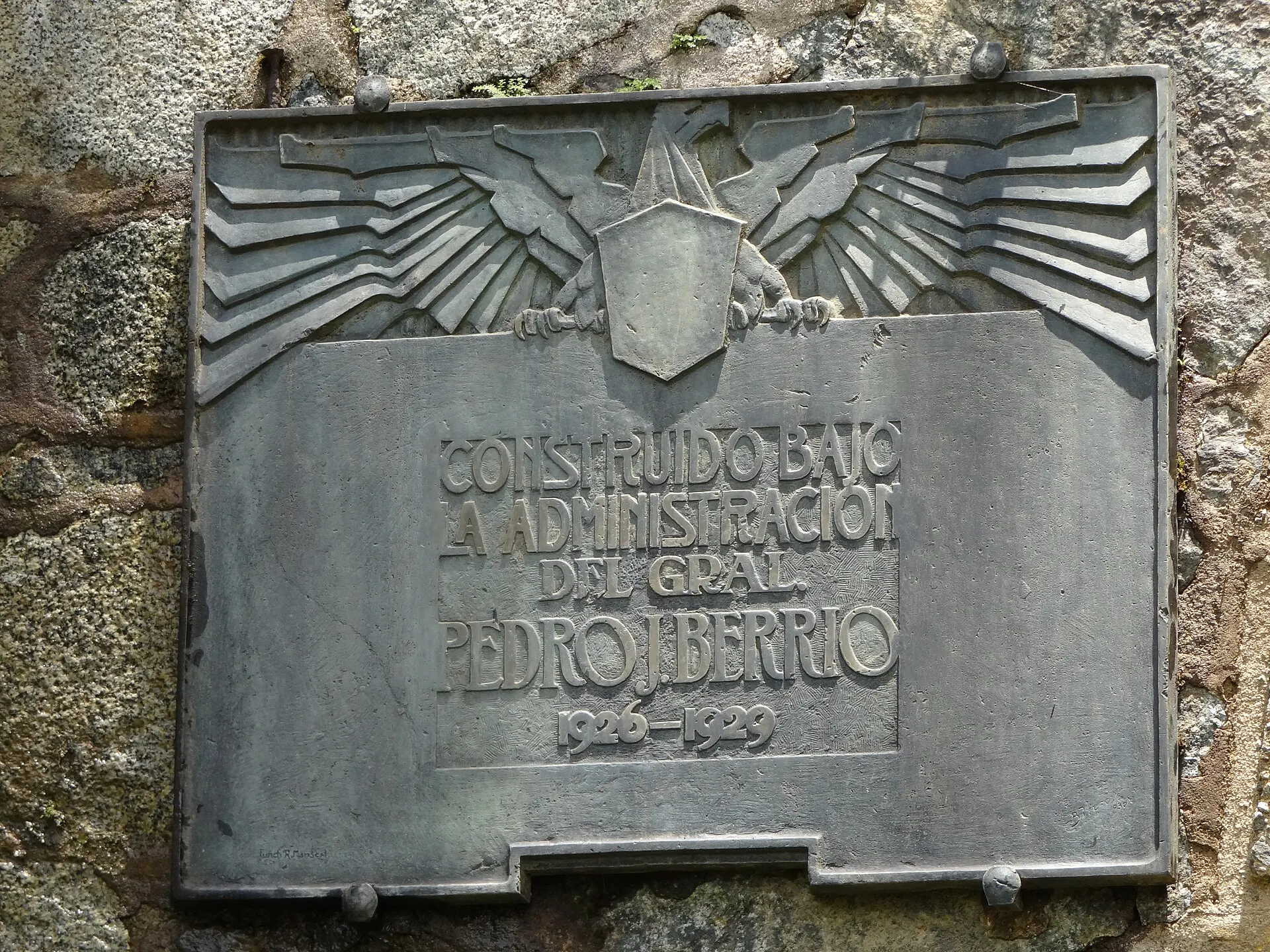 Placa metálica con alas en la boca del túnel