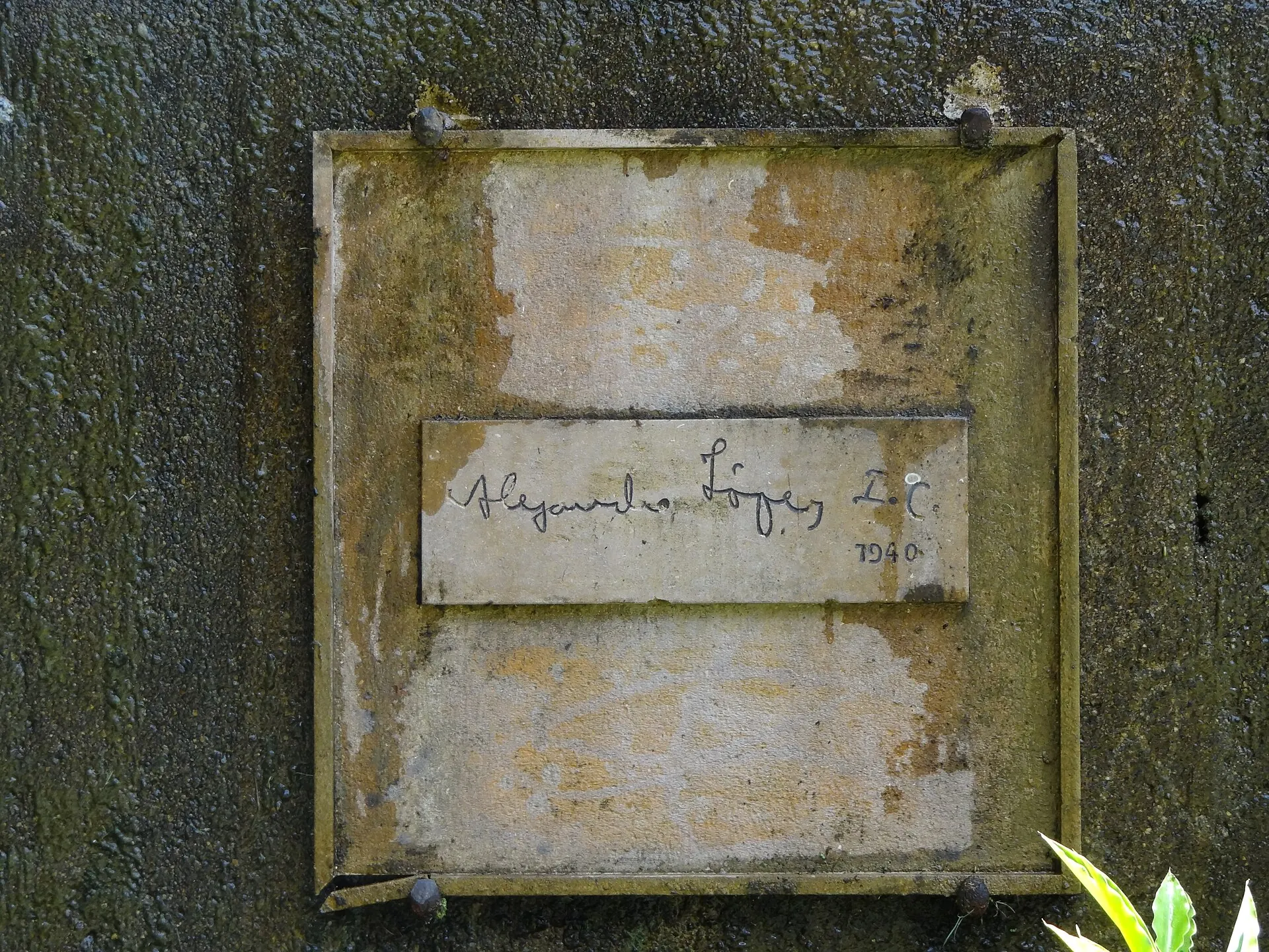 Placa con la firma del ingeniero Alejandro López y el año 1940, en la boca de Santiago.
